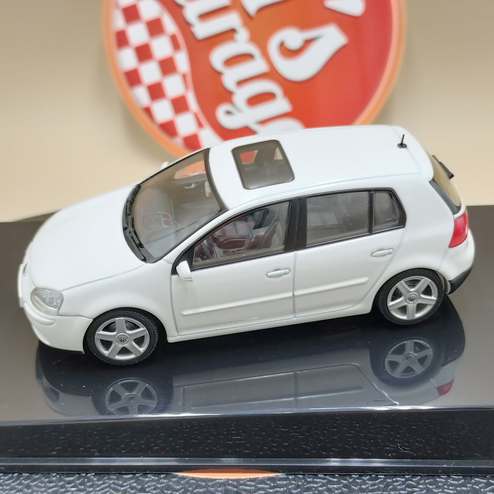 AUTOart Volkswagen Golf V 2003 Candy White 59774