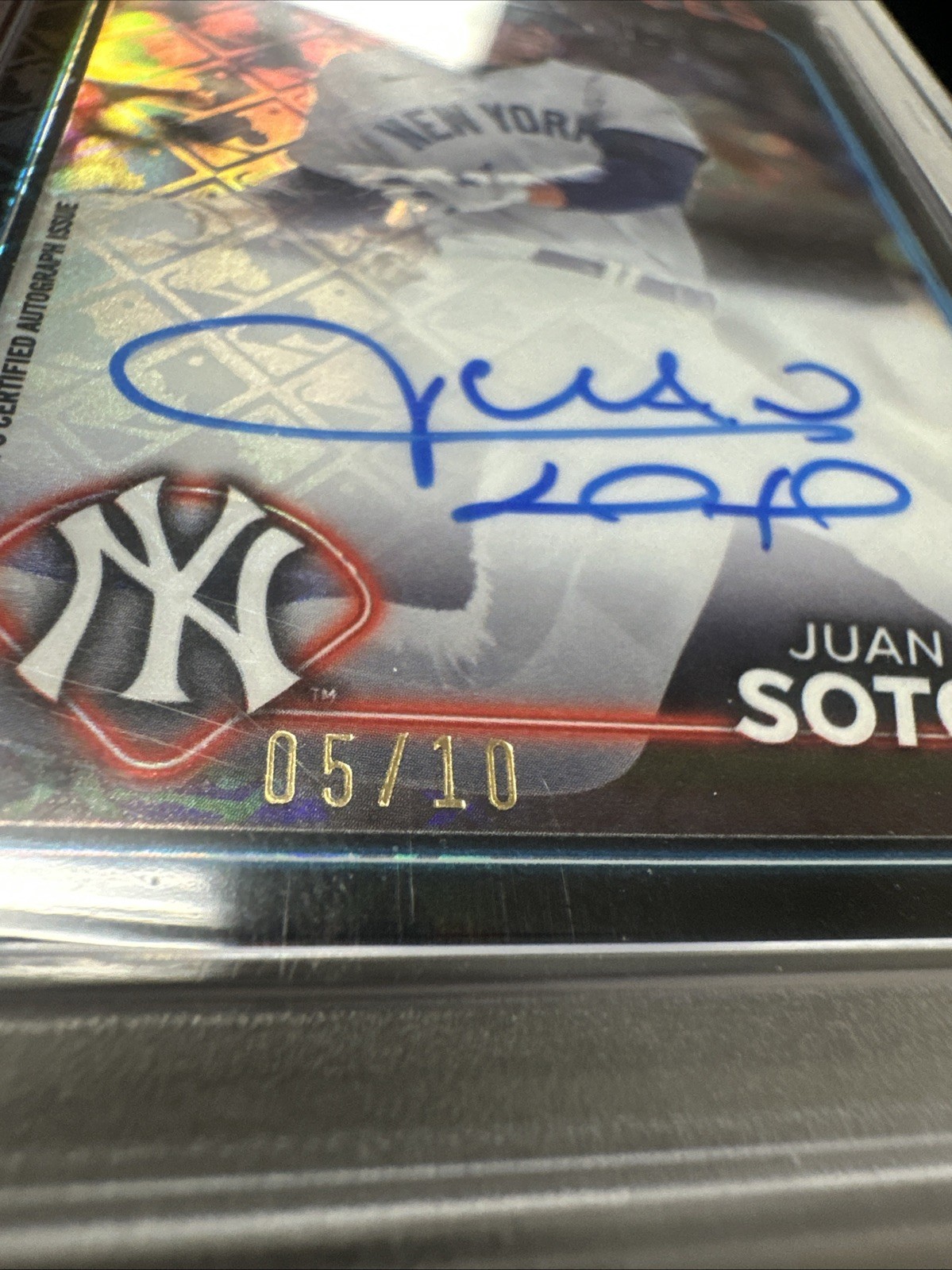 2024 Topps Chrome MLB Logo Black Refractor Chrome Autographs Juan Soto /10 PSA 9 view 4