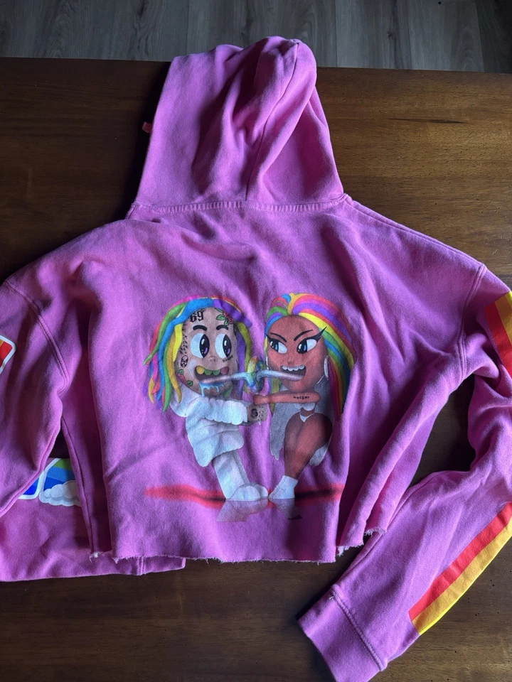 Trollz Nicki Minaj 6IX9INE коллаборация розовый толстовка размер X маленький - Изображение 2 из 2
