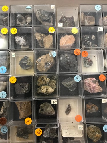 Kleine Sammlung mit Mineralien in Dosen, beschriftet, aus aller Welt (Dos52) - Bild 5 von 17