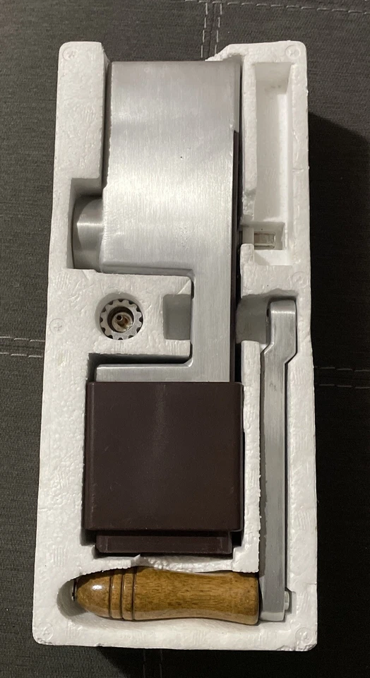 Molinillo de harina de grano Back to Basics para moler a mano hierbas café especias caja abierta Foto 3 de 4