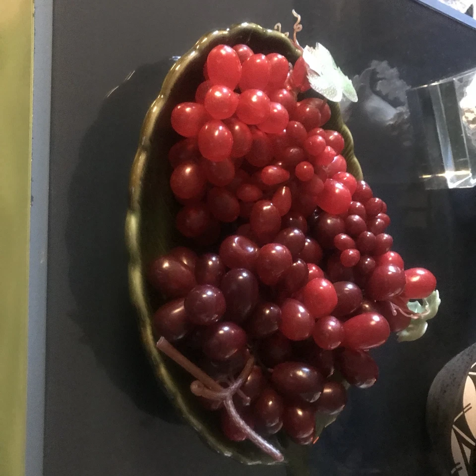 Cesta de hojas de cerámica con uvas falsas / Parece uvas reales. Foto 3 de 4