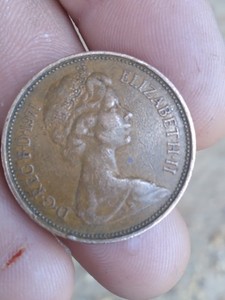 1971 circulated queen Elizabeth ll  pence coin .rare British coin