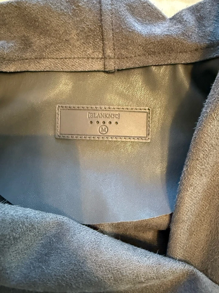 Chaqueta de moto en blanco NYC talla mediana gris imitación gamuza cuero drapeado cremallera asimétrica Foto 2 de 4