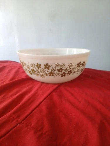 Vintage PYREX 404 Spring Blossom Crazy Daisy 4 qt Mixing Bowl Milk Glass 1970s