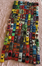 Hot Wheels 1:64 Diecast Car Lot w/ Rollin' 110 Car Carrying Case Multicolor