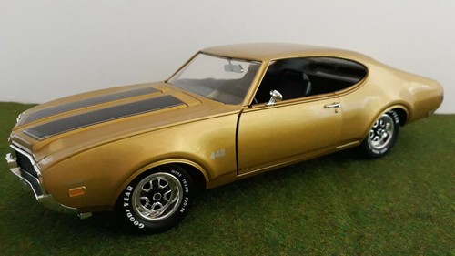 OLDSMOBILE 4-4-2 W-30 1969 gold 1/18 AMERICAN MUSCLE ERTL 7848 voiture miniature