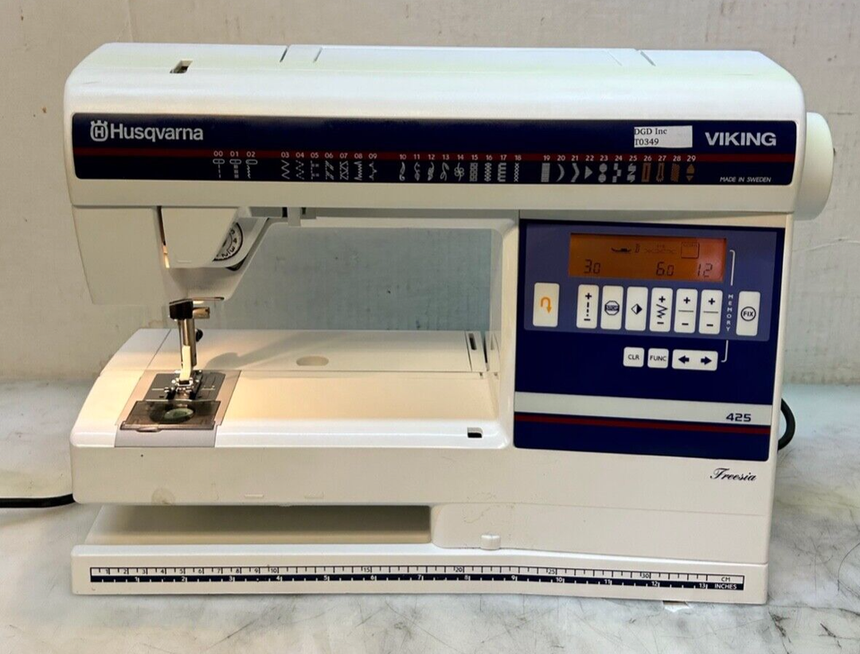 Viking Husqvarna Freesia 425 Sewing Machine w/Foot Pedal And Cord T0349