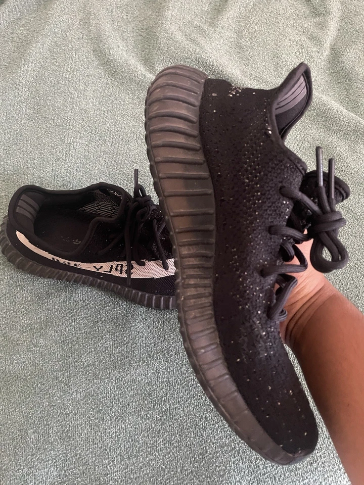 Talla 9.5 - Adidas Yeezy Boost 350 V2 Low Oreo Foto 3 de 4