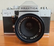 Appareil photo reflex argentique Praktica MTL3 avec sa sacoche.