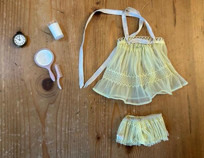NACHTANZUG BARBIE (NACHTHEMD, HÖSCHEN) ZUBEHÖR GLAS WECKER SPIEGELBÜRSTE