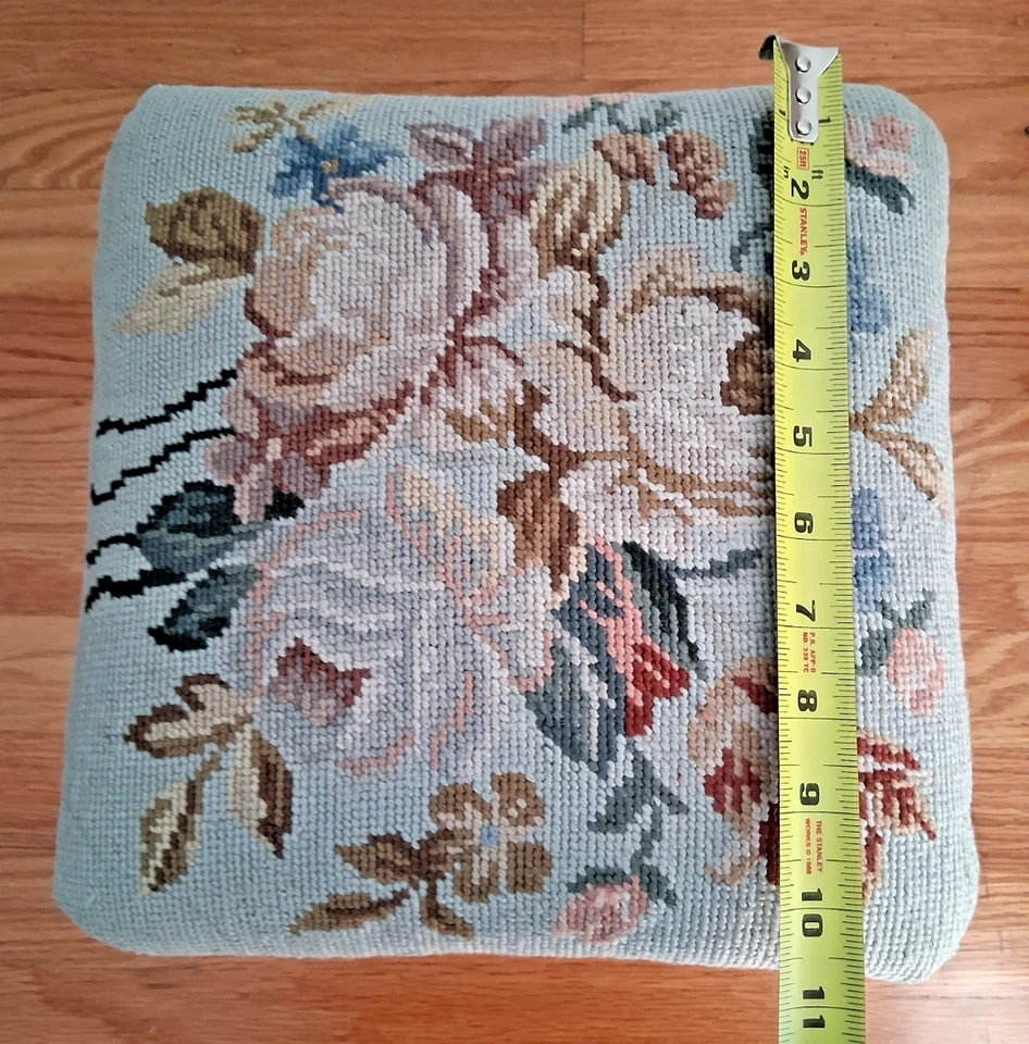 Taburete otomano vintage de punta de aguja con diseño floral y patas de hierro fundido Foto 4 de 4