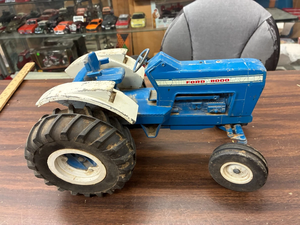 FORD 4600 トラクター　金属製　ミニカー Ford 4600 トラクター 1970年代 金属製 ミニカー 4600 Ford Tractor