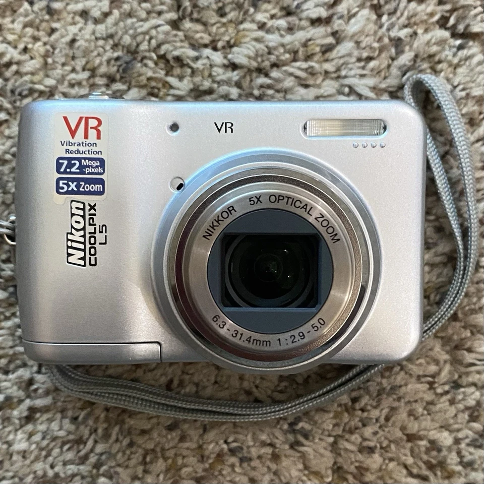 Nikon Coolpix L5 Silver 7.2MP 5X Optical Zoom Point Shoot Digital Camera PARTS - Image 3 of 4