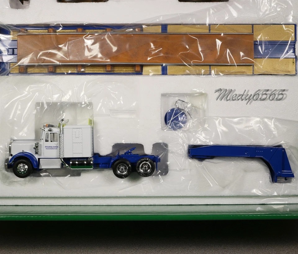 Corgi Kenworth W925 Hauling PCC Streetcar On 5-Axle Scale 1/50 - Image 4 of 4