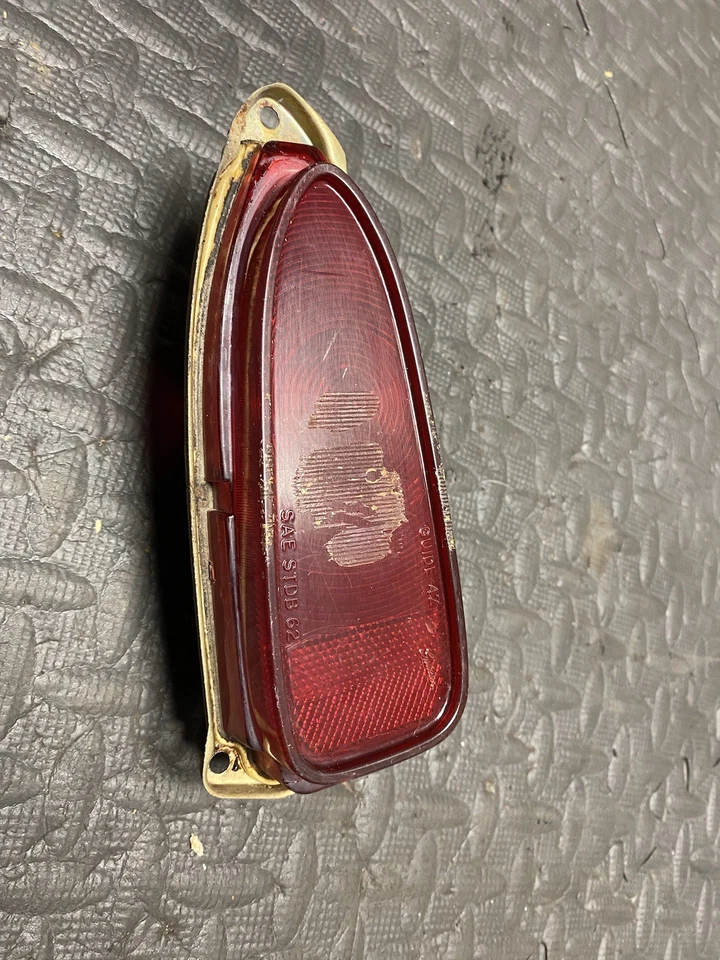 Buick 1962 luz trasera especial carcasa y lente OEM Foto 2 de 4