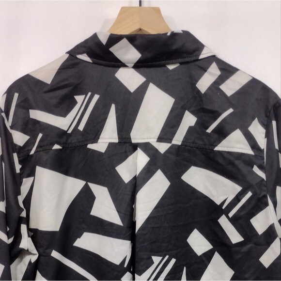 PrettyLittleThing Geometric Contracting Button Sh… - image 5