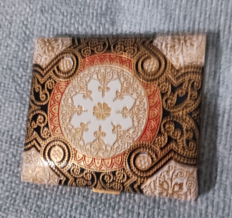 LOVELY VINTAGE COMPACT
