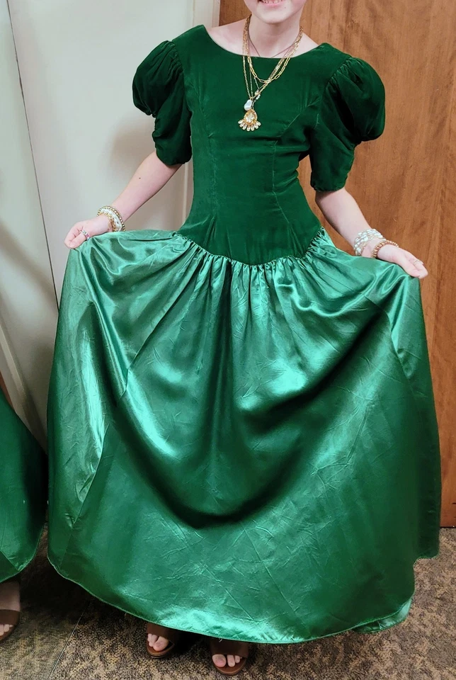 Vestido drapeado espalda hombros abullonados satinado terciopelo verde vintage años 80 Foto 2 de 4