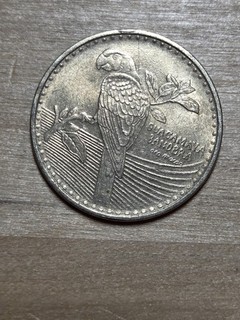 Colombia 200 Pesos coin 2016. KM# 297 nickel brass. Scarlet macaw.