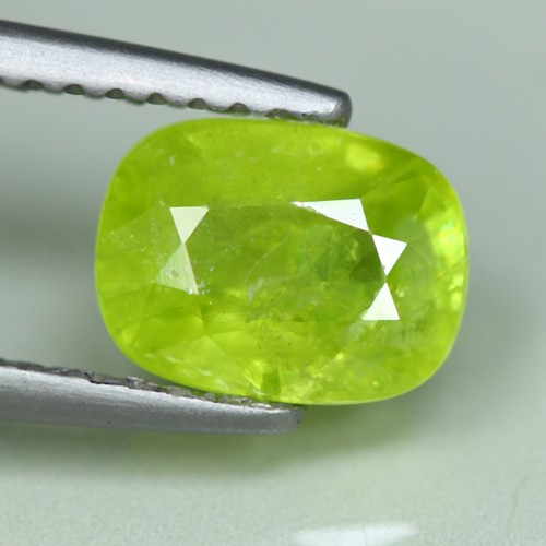 Pierre Fine Naturelle - Sphène Verte 2.54 Carats - Taille Ronde, Qualité Exceptionnelle - Origine Russie