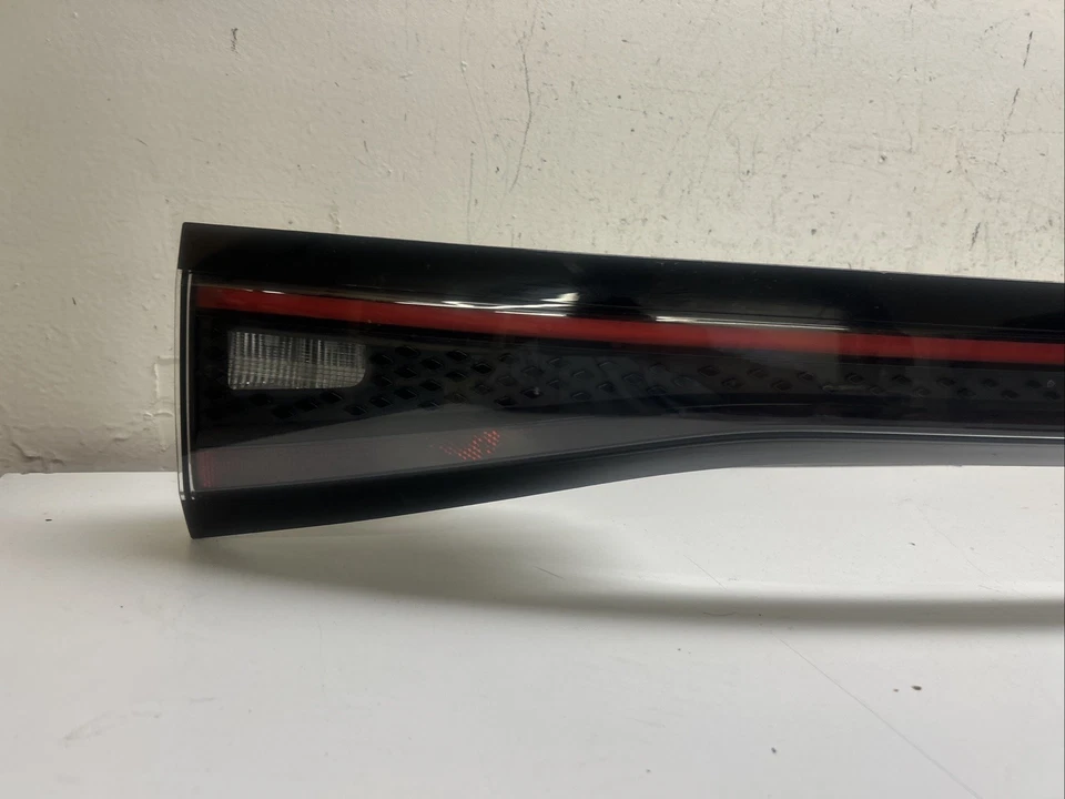 Luz trasera central LED 2021-2024 Volkswagen ID.4 usada OEM 11K.945.094.A Foto 2 de 4