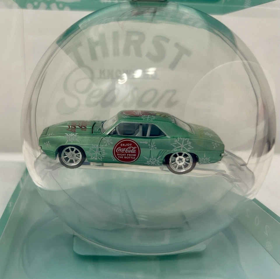 2025 M2 MACHINES Coca-Cola 1969 Chevy Camaro enfeite de Natal CHASE - Imagem 2 de 2