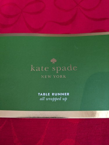 Kate Spade All Wrapped Up Cranberry Red Bow Tischläufer 15" x 72" Neu mit Etikett - Bild 2 von 5