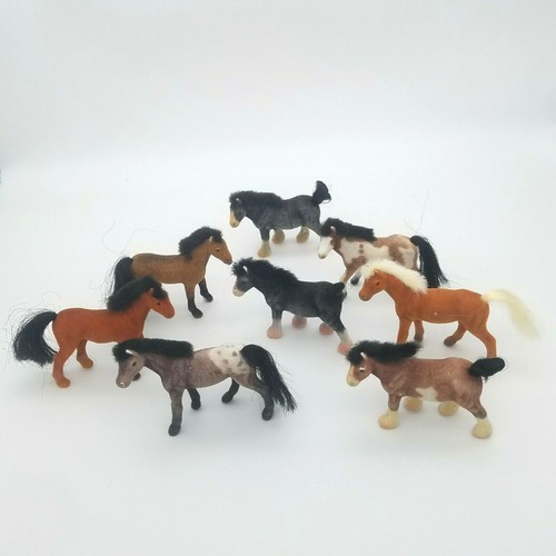Beflocktes Pferdespielzeug flauschige Ponys Pony Herde von 8 kleinen Reitern 3,25 Zoll groß - Bild 1 von 8
