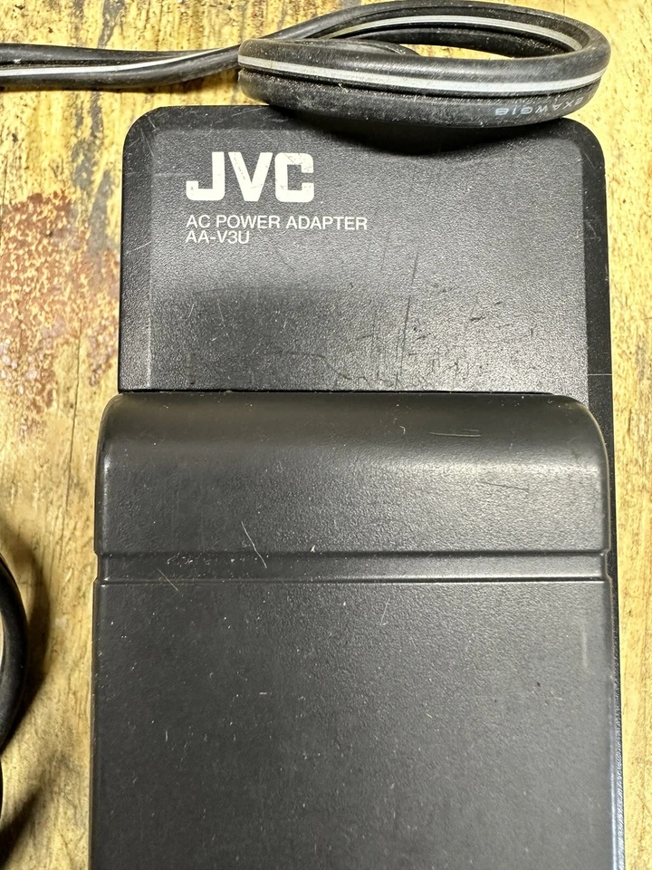 Adaptador de corriente alterna vintage JVC AA-V3U con batería para videocámara Foto 2 de 4