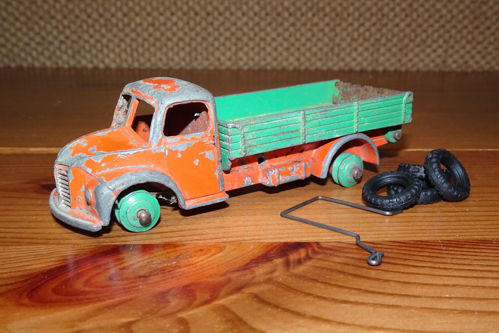 Dinky 414, Rear Tipping Wagon - Free Price Guide & Review