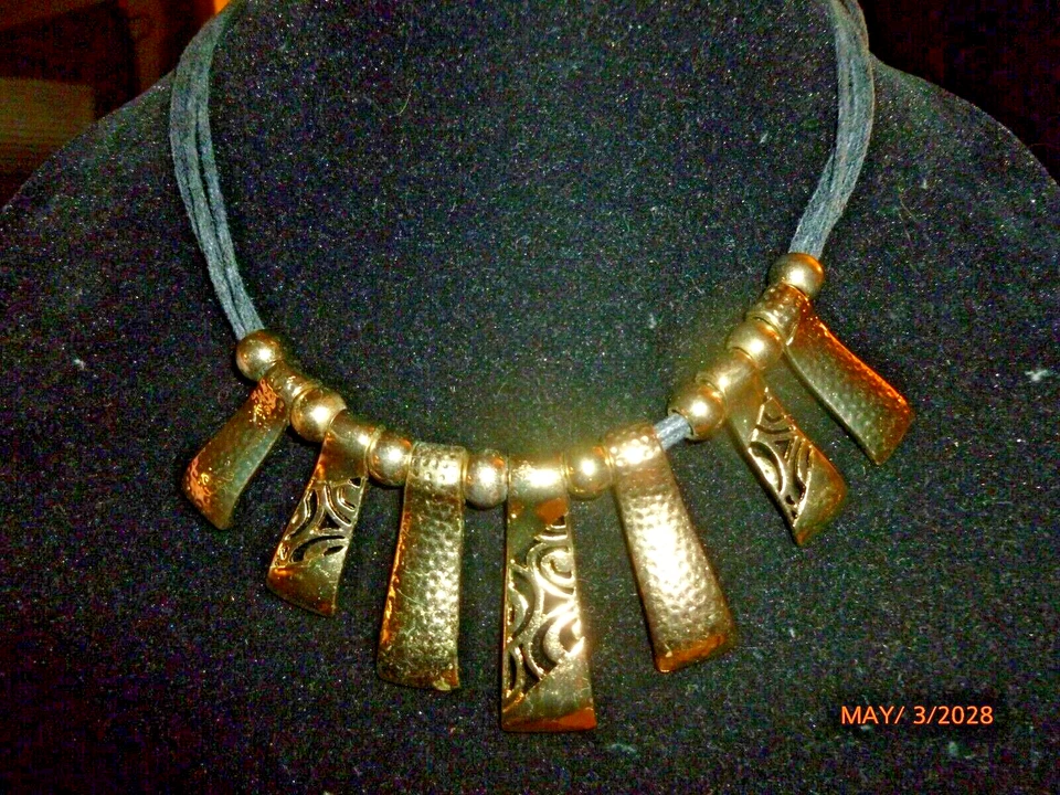 Collar Erica Lyons Metal Martillado Tono Dorado Vintage Cordón Distintivo Foto 2 de 4