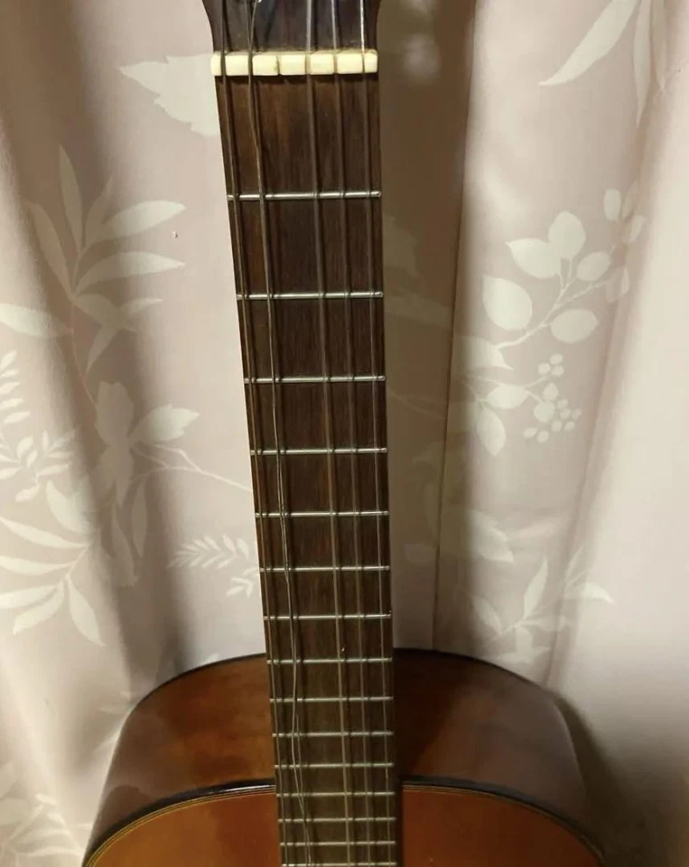 Guitarra clásica Kawai G-150 cuerpo de madera natural con clavijas de afinación de engranajes Foto 3 de 4