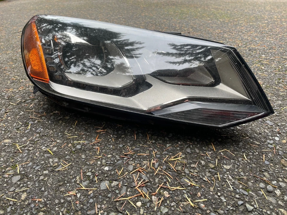 Complete 2011-2014 Volkswagen Touareg Xenon HID Headlight Assembly 7P1941752 - Image 2 of 4