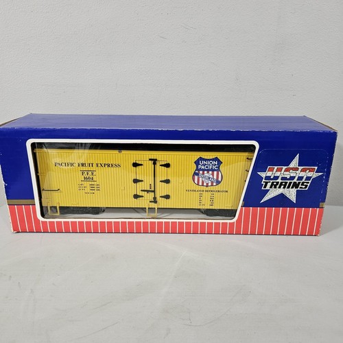USA Trains G-Scale Union Pacific Pacific Fruit Exp. Refrigerator Box Car R1604 - Picture 2 of 8