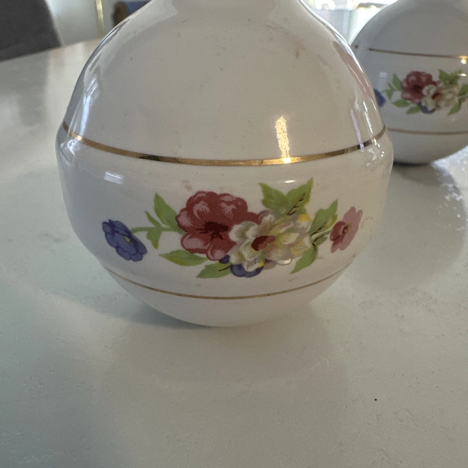 Juego de tres remates de poste de cama de bola de cerámica de porcelana floral vintage. Foto 2 de 4