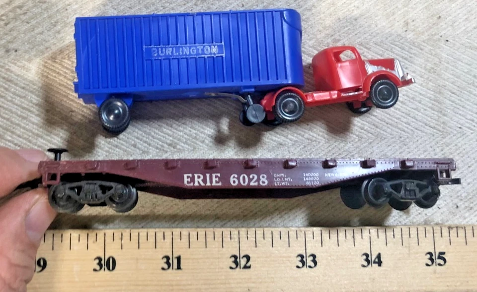 Vintage Marx HO Erie 60280 flat car with Tractor Trailer Load - Rare (C) - Image 3 of 4