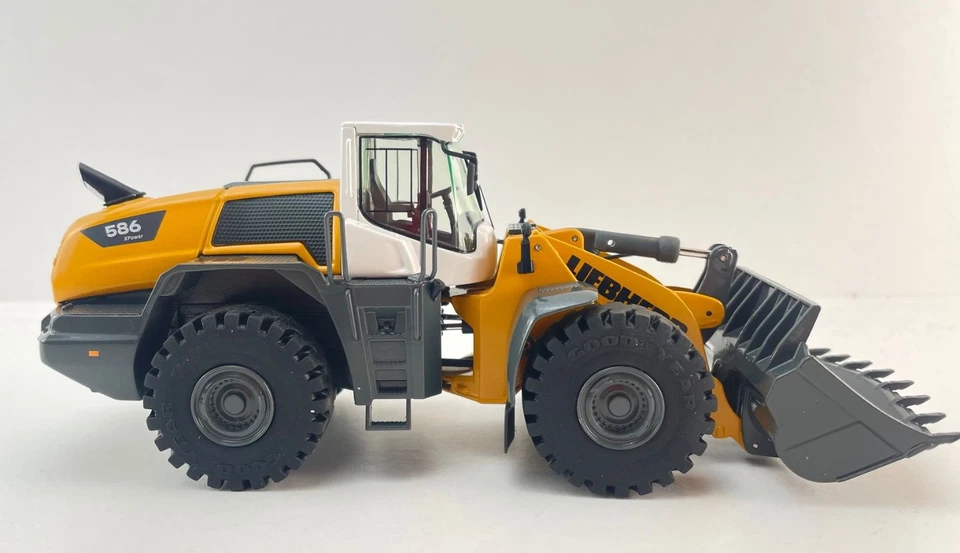 NZG 10061 Liebherr L586-4 Large Wheel Loader 2024 Version - Scale 1:50 - Image 3 of 4