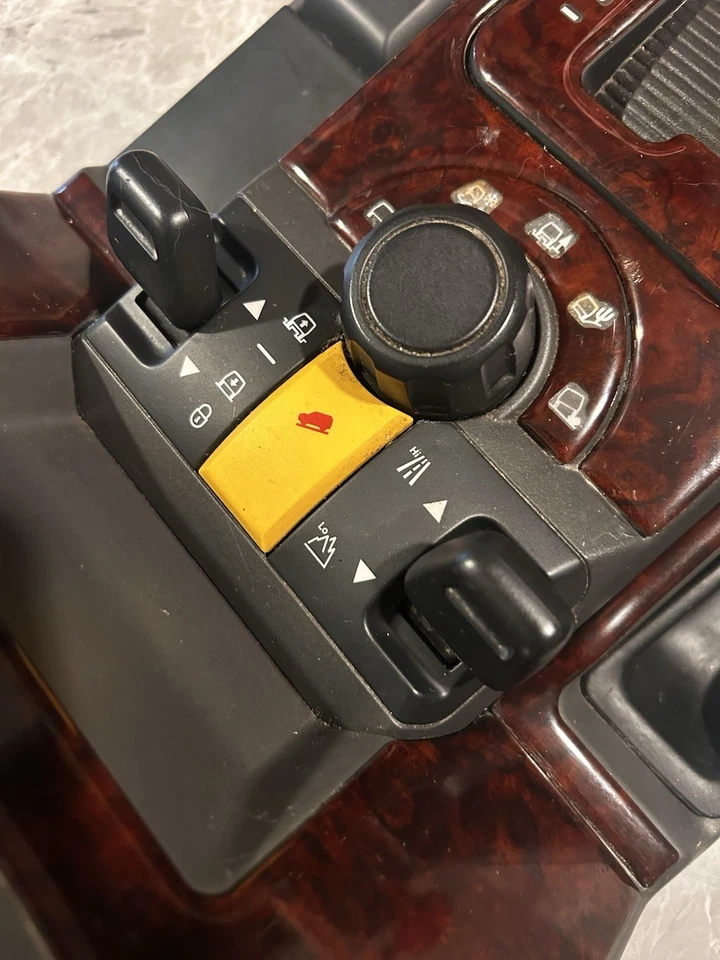 Land Rover LR3 2005 bisel de cambio con portavasos e interruptores de control de terreno Foto 4 de 4