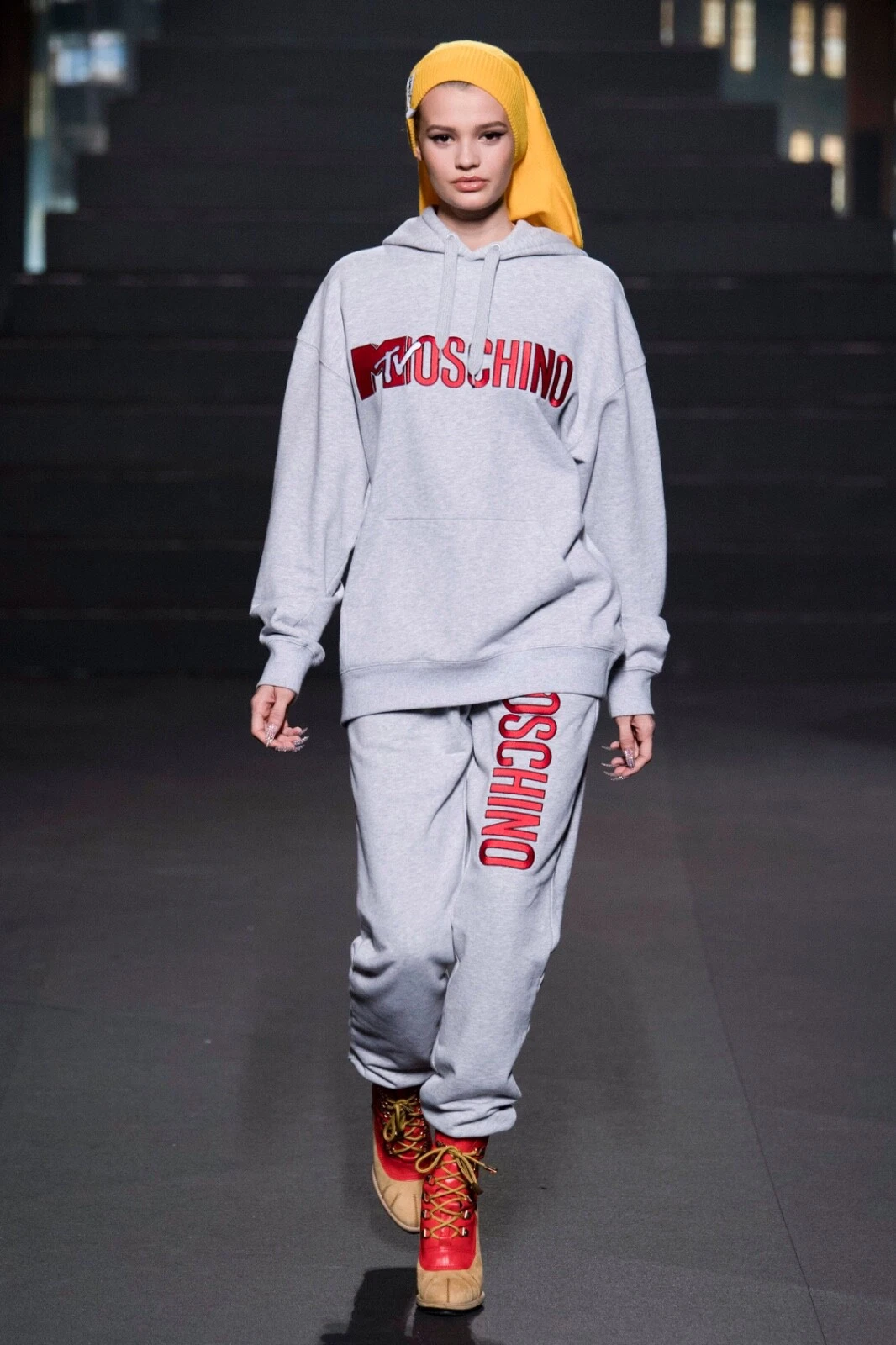 Set tuta pantaloni jogger Moschino H&M MTV logo runway grigio con cappuccio nuova con etichette taglia M S