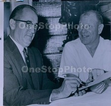 1960 Chicago White Sox President Bill Veeck Signs AL LOPEZ Wire Photo