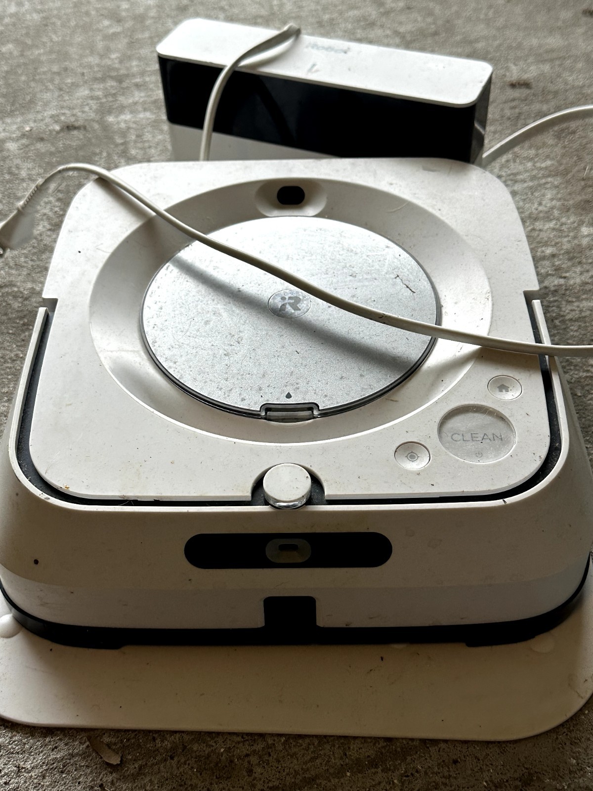 iRobot Braava Jet M6 (6110) Ultimate Wi-Fi Connected Robot Mop