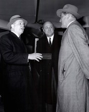 DR. WERNHER VON BRAUN WITH NASA ADMINISTRATOR JAMES WEBB - 8X10 PHOTO (DA-282)