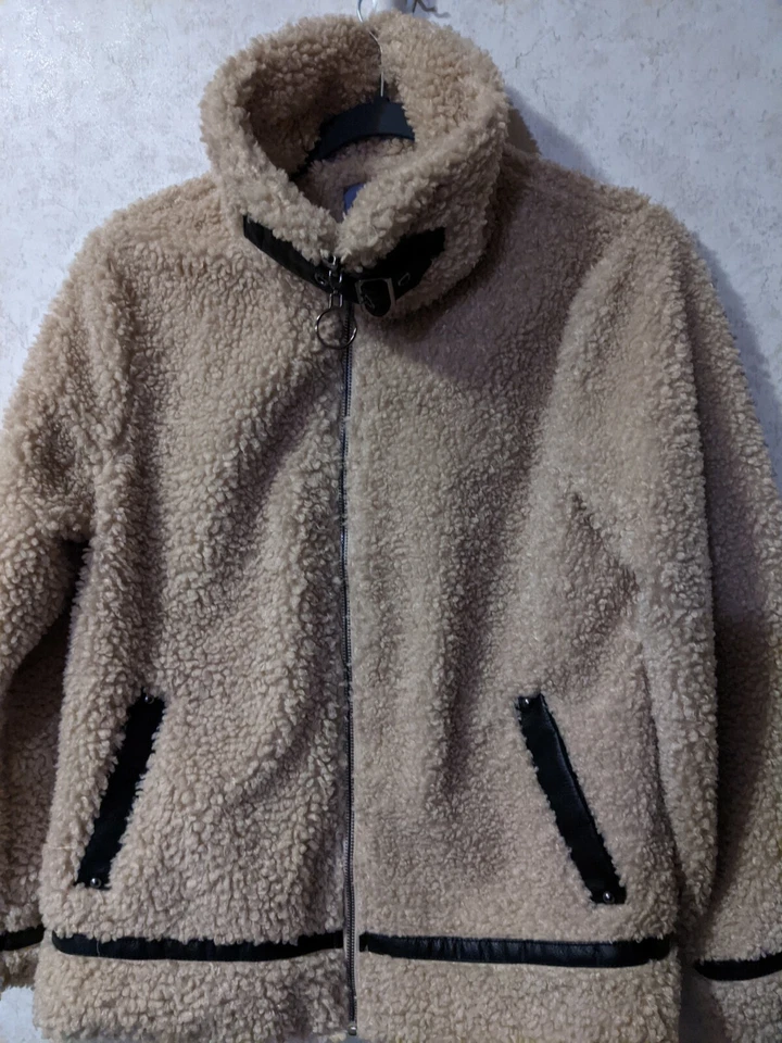 Chaqueta para mujer Madden Girl abrigo de piel sintética con hebilla cuello talla XS Foto 4 de 4