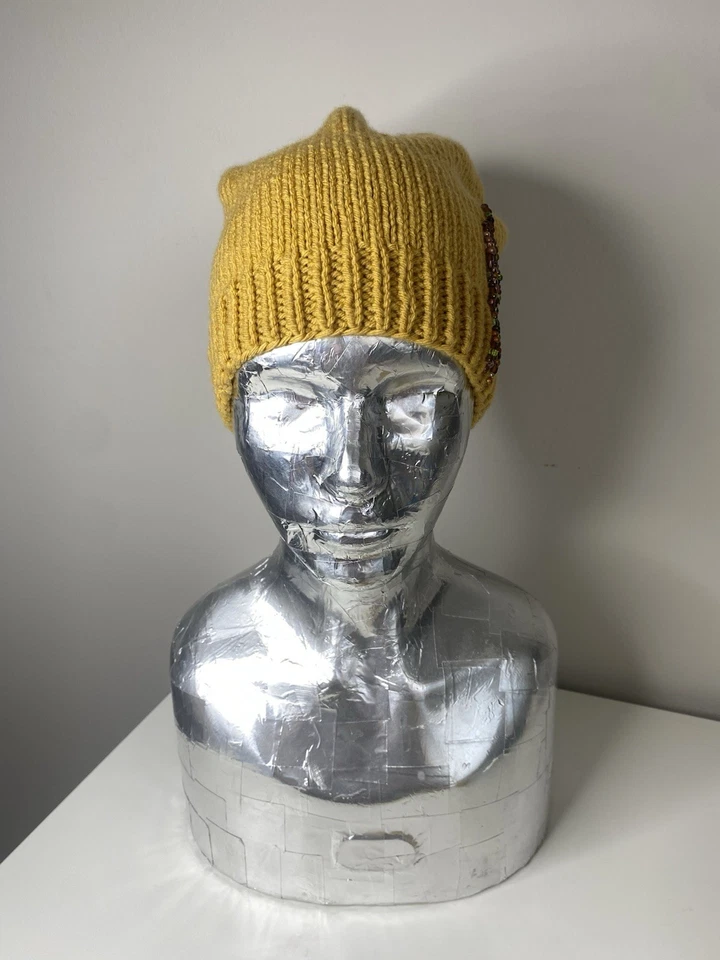 El sombrero y los guantes están hechos a mano y decorados con bordados de cuentas Foto 3 de 4