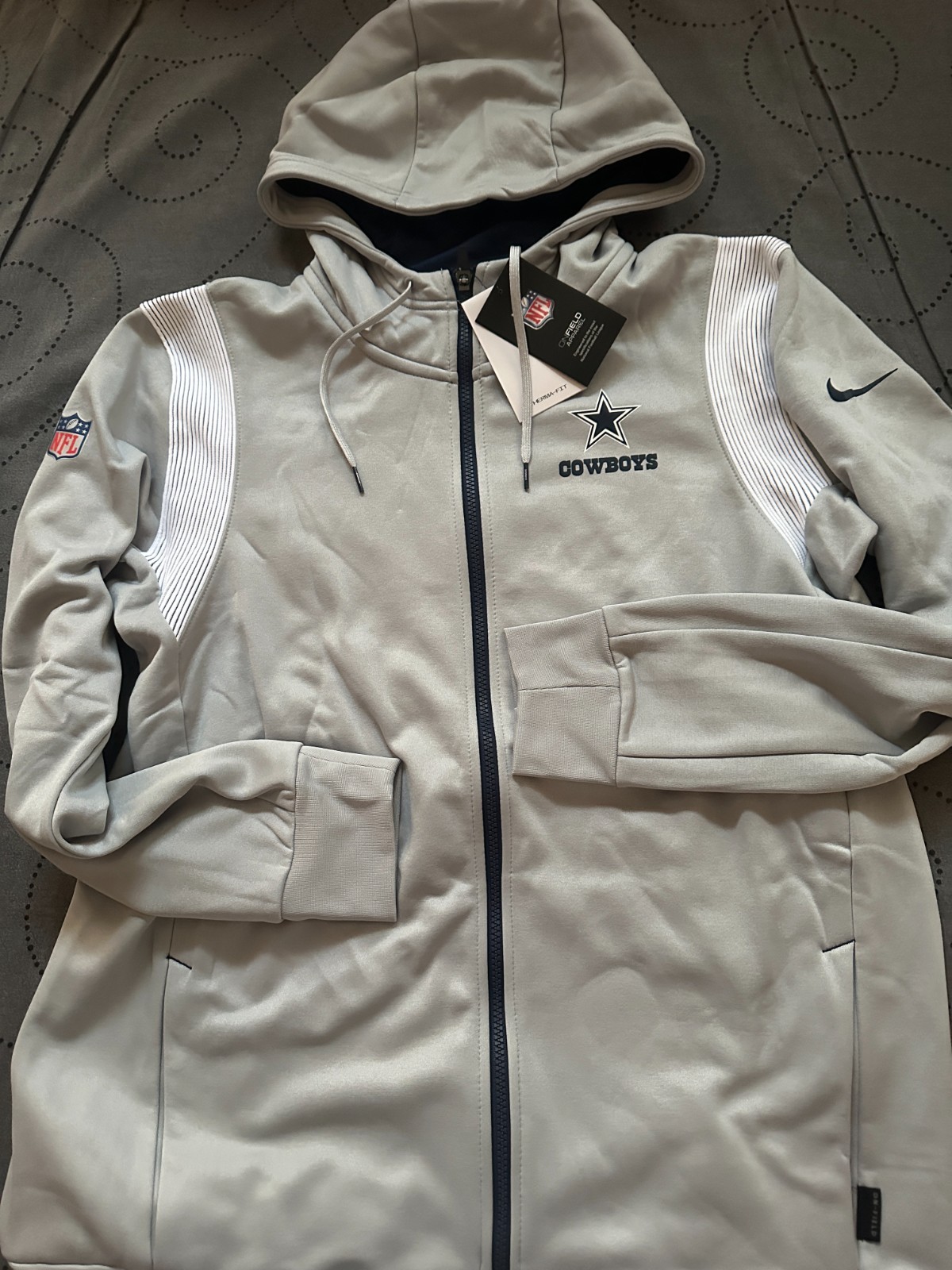 SACAI X NIKE NIKE DALLAS COWBOYS ON FIELD THERMA FIT GRIGIO FELPA CON CAPPUCCIO GIACCA TAGLIA L UOMO NUOVA CON ETICHETTE $95 00
