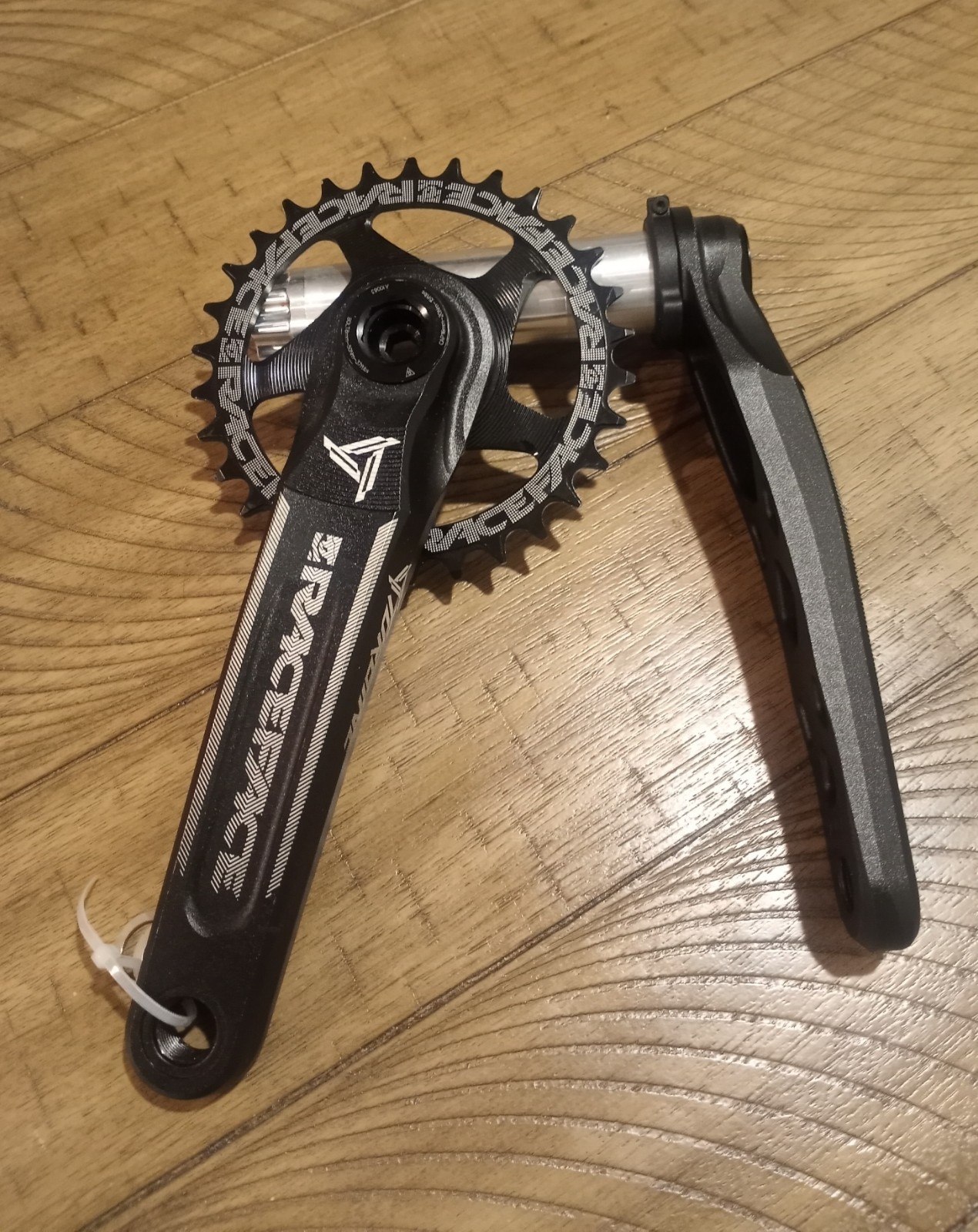 NEW Race Face Turbine 175mm Cinch Crankset Cinch Spindle Black w/ 30t Chainring