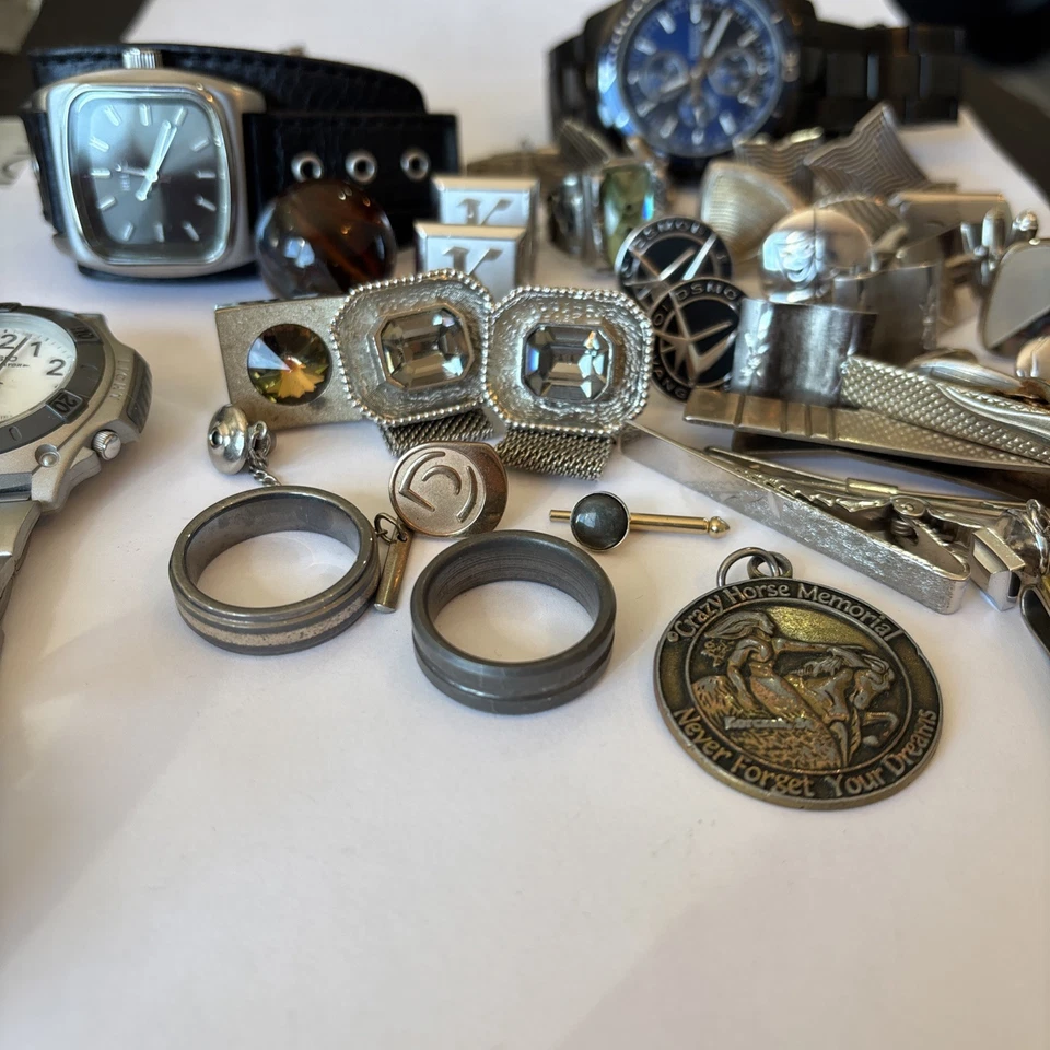 ¡Bonito lote de cajones de chatarra para hombre! Relojes, anillos de boda de tungsteno, gemelos, etc. Foto 2 de 4