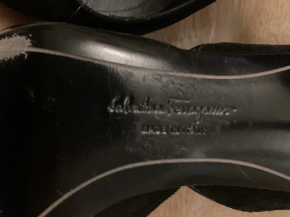 Zapatos de salón Ferragamo para mujer negros de gamuza sin cordones 3” punta de gatito 7M Foto 2 de 4