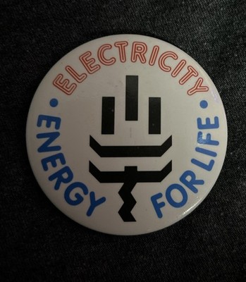 VINTAGE PIN ANSTECKER STROM ENERGIE FÜRS LEBEN 80er 5,5cm Werbung 